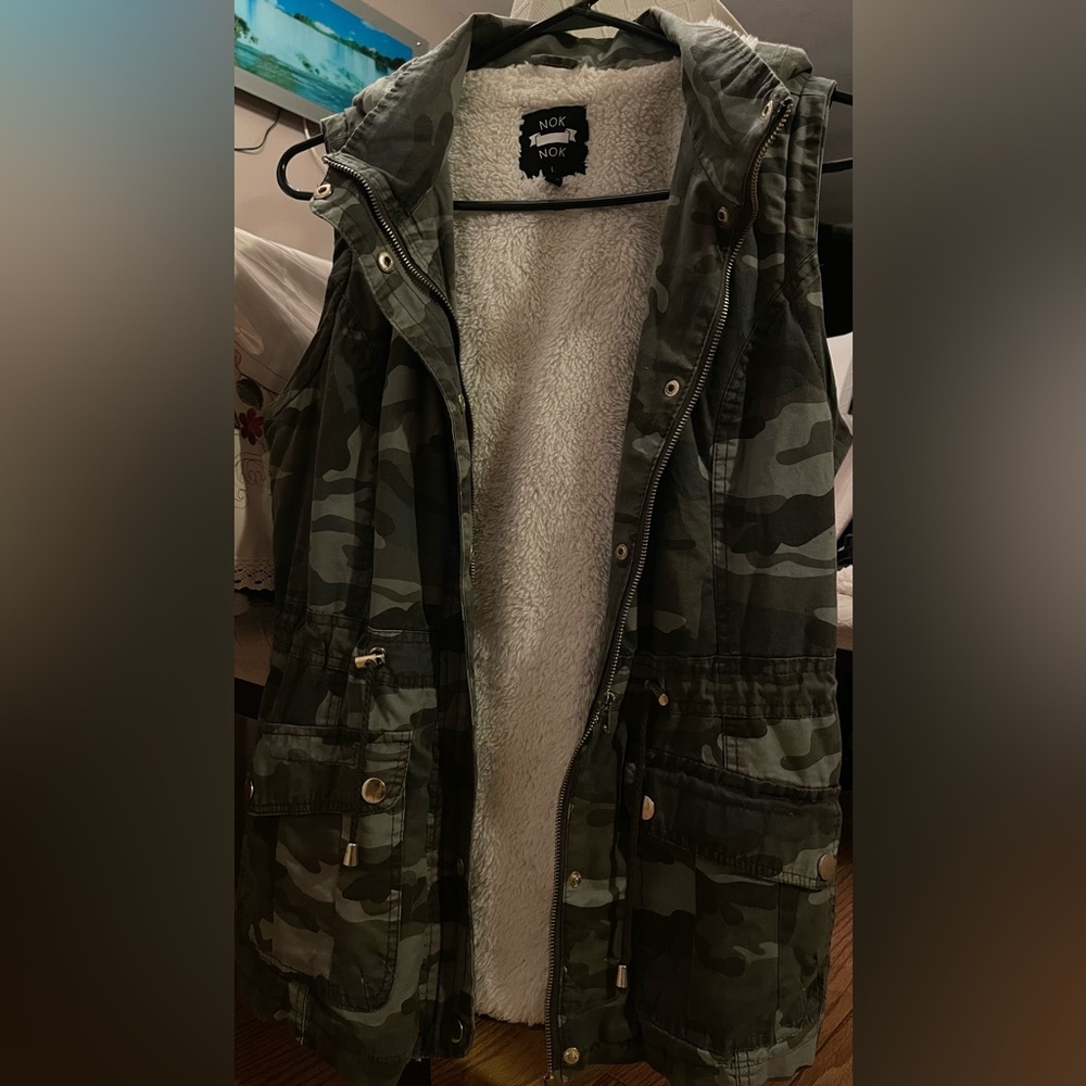 Women’s Camo Print Vest Sherpa Lined with Hoodie - Size Large